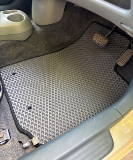 Ворсовые коврики на Toyota Vitz I 1998 - 2005 в Петрозаводске Ворсовые коврики на Toyota Vitz I 1998 - 2005 в Петрозаводске